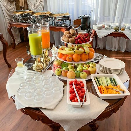 Gregory Boutique Hotel キシナウ エクステリア 写真 A buffet at a hotel