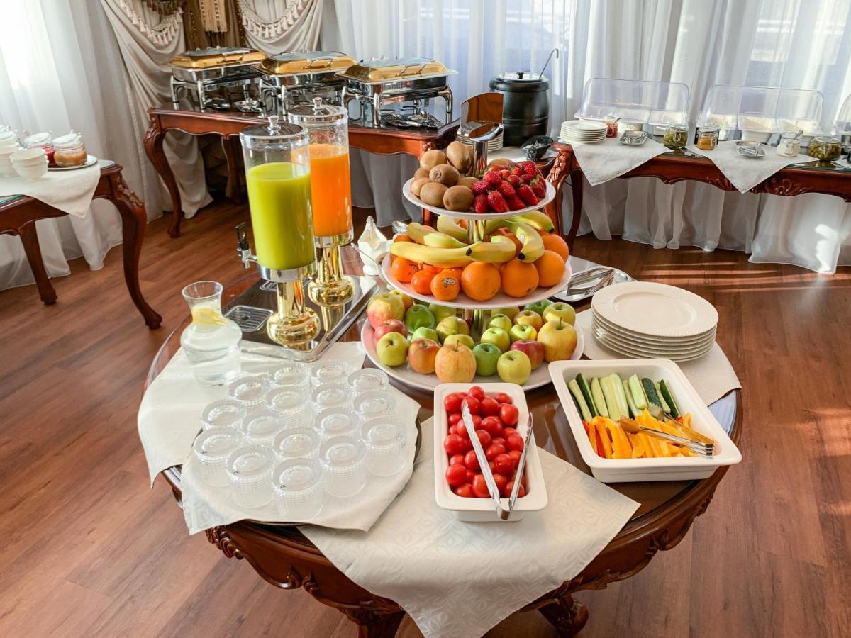 Gregory Boutique Hotel キシナウ エクステリア 写真 A buffet at a hotel