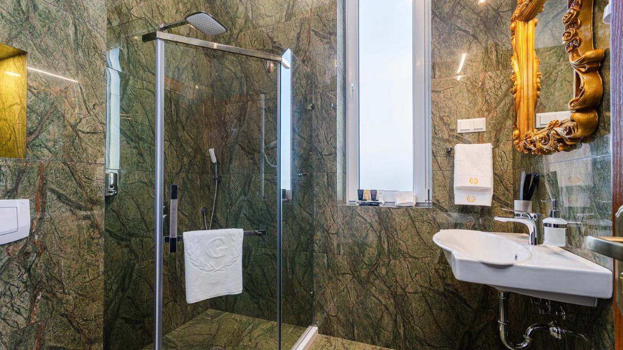 Gregory Boutique Hotel キシナウ エクステリア 写真 A shower enclosure
