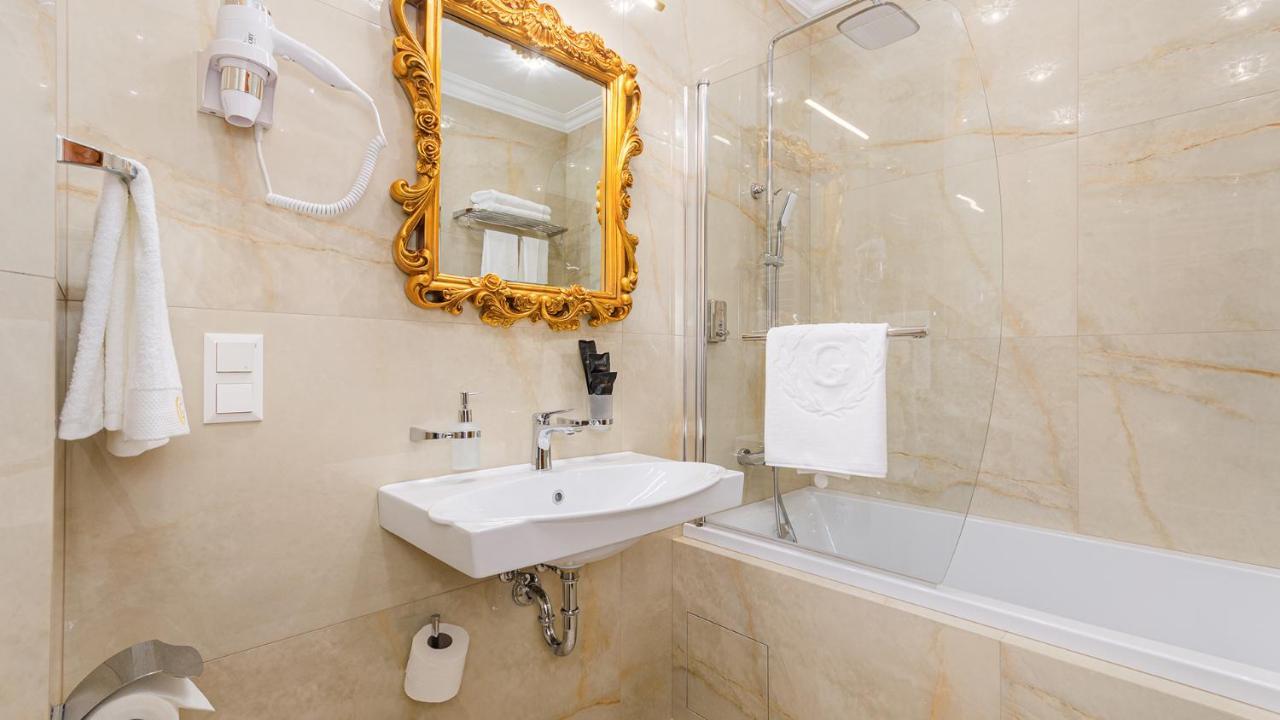 Gregory Boutique Hotel キシナウ エクステリア 写真 Bathroom with shower screen