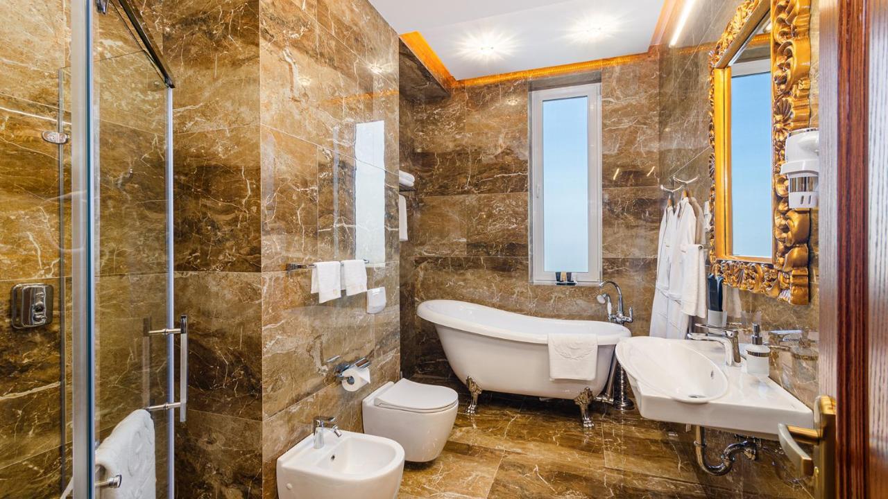 Gregory Boutique Hotel キシナウ エクステリア 写真 Bathroom
