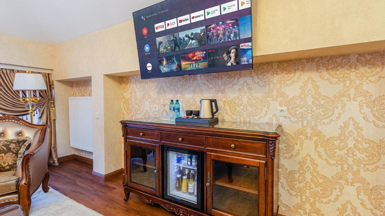 Gregory Boutique Hotel キシナウ エクステリア 写真 A television mounted on a wall