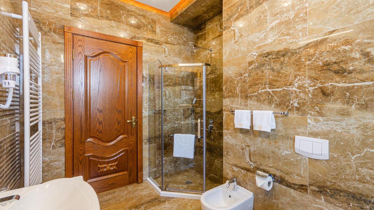 Gregory Boutique Hotel キシナウ エクステリア 写真 A shower enclosure