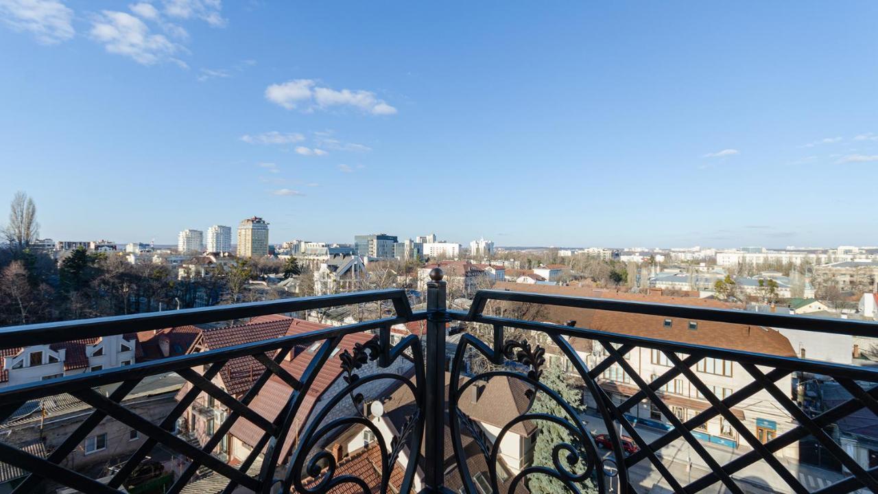 Gregory Boutique Hotel キシナウ エクステリア 写真 View from the top of the tower