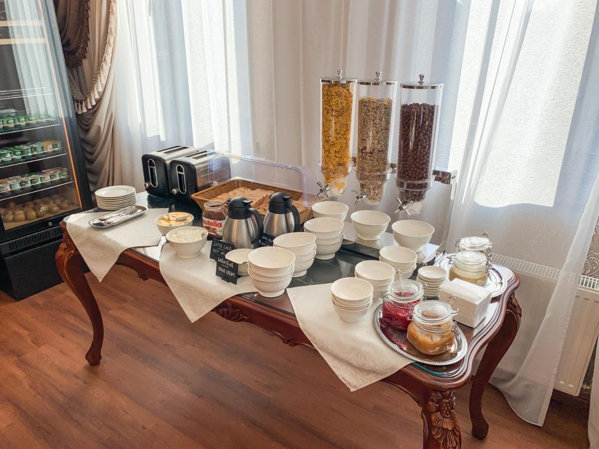 Gregory Boutique Hotel キシナウ エクステリア 写真 A breakfast buffet