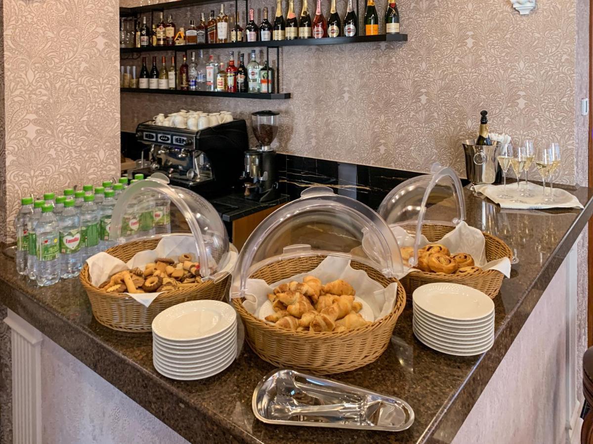 Gregory Boutique Hotel キシナウ エクステリア 写真 A buffet at a hotel