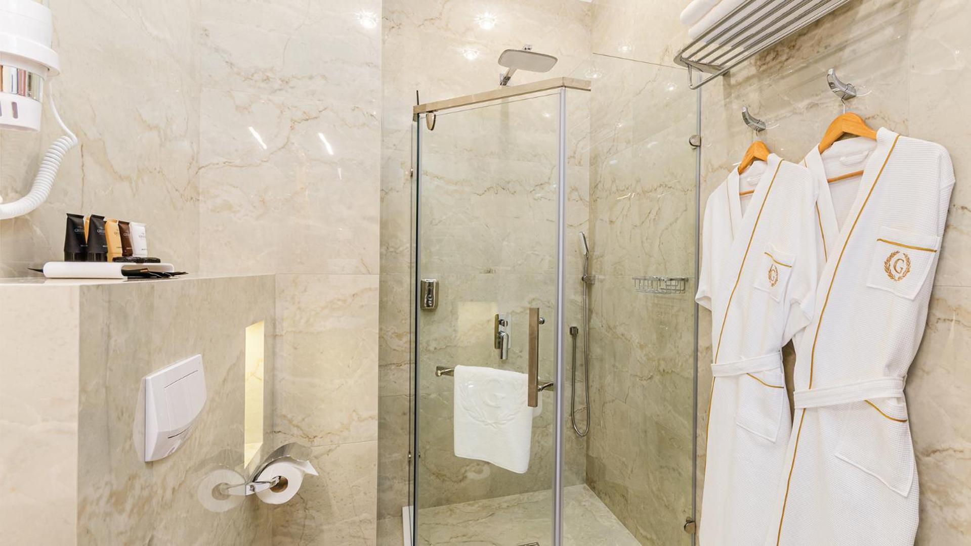 Gregory Boutique Hotel キシナウ エクステリア 写真 A shower with a sliding door
